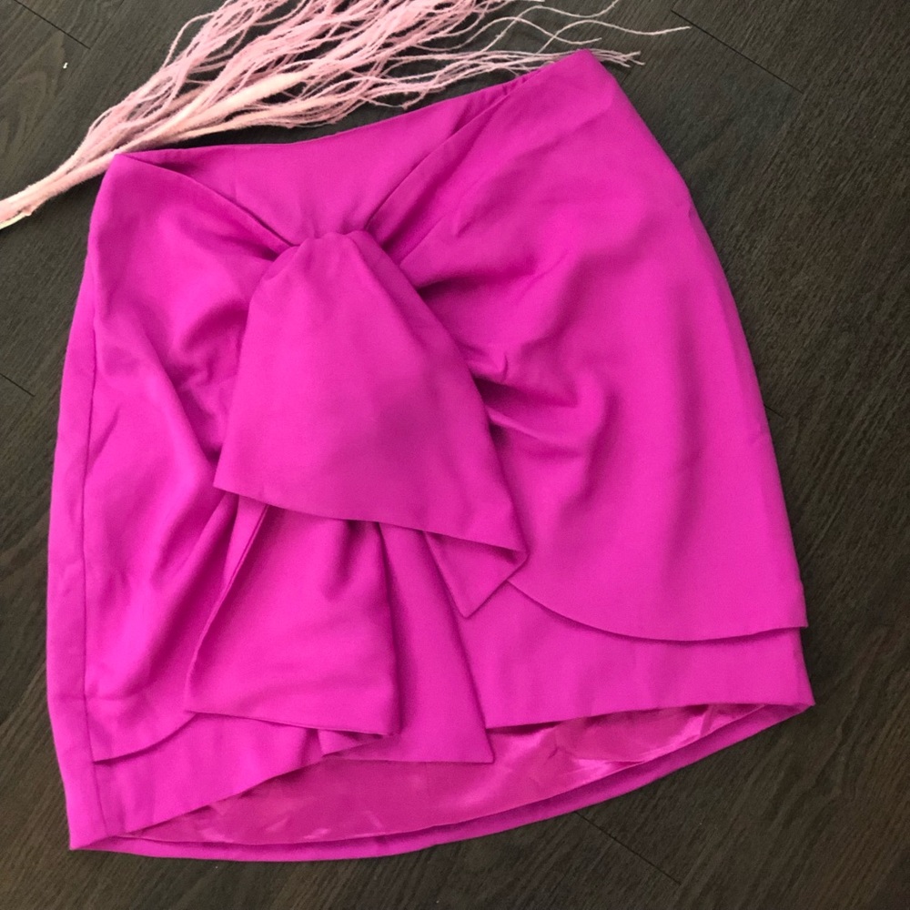 Finders keepers mini skirt in stunning hot pink 🛍
